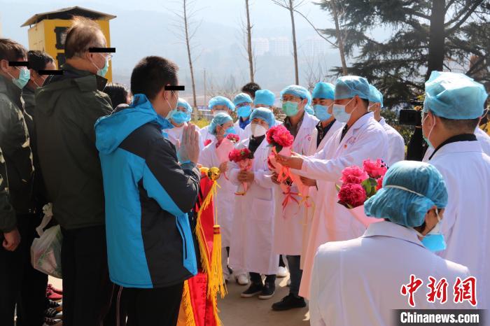 圖為醫(yī)生為康復患者送花。昆明市第三人民醫(yī)院供圖